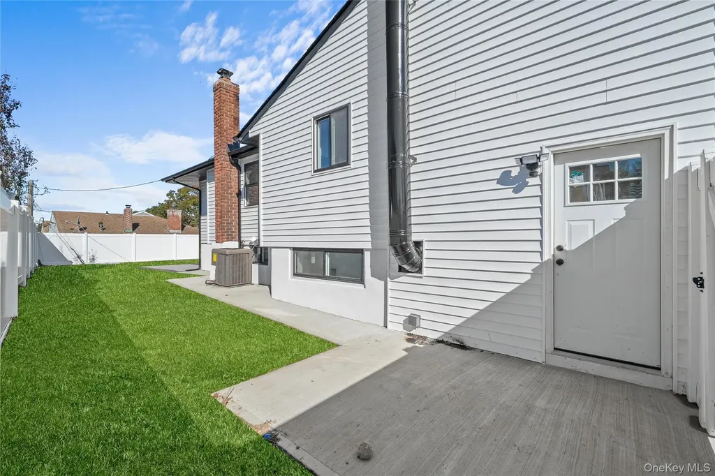 20 Briarwood Lane Plainview NY 11803