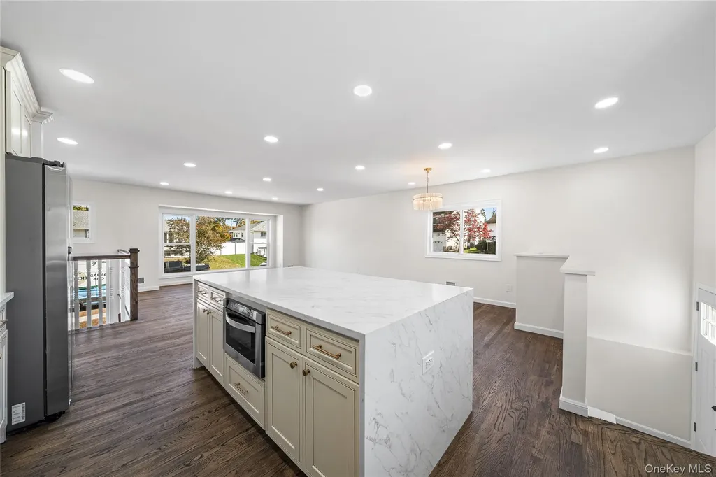 20 Briarwood Lane Plainview NY 11803