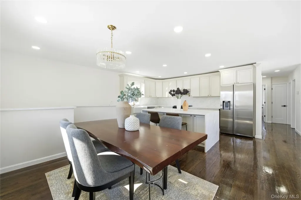 20 Briarwood Lane Plainview NY 11803