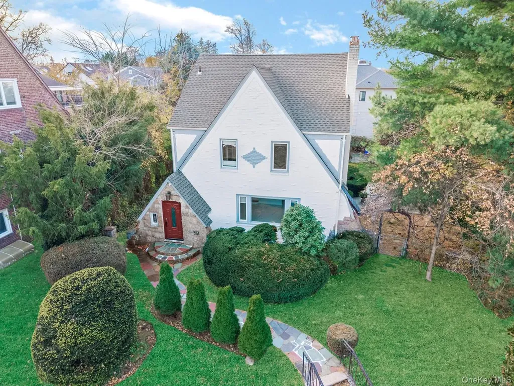 14 Nirvana Avenue Great Neck NY 11023