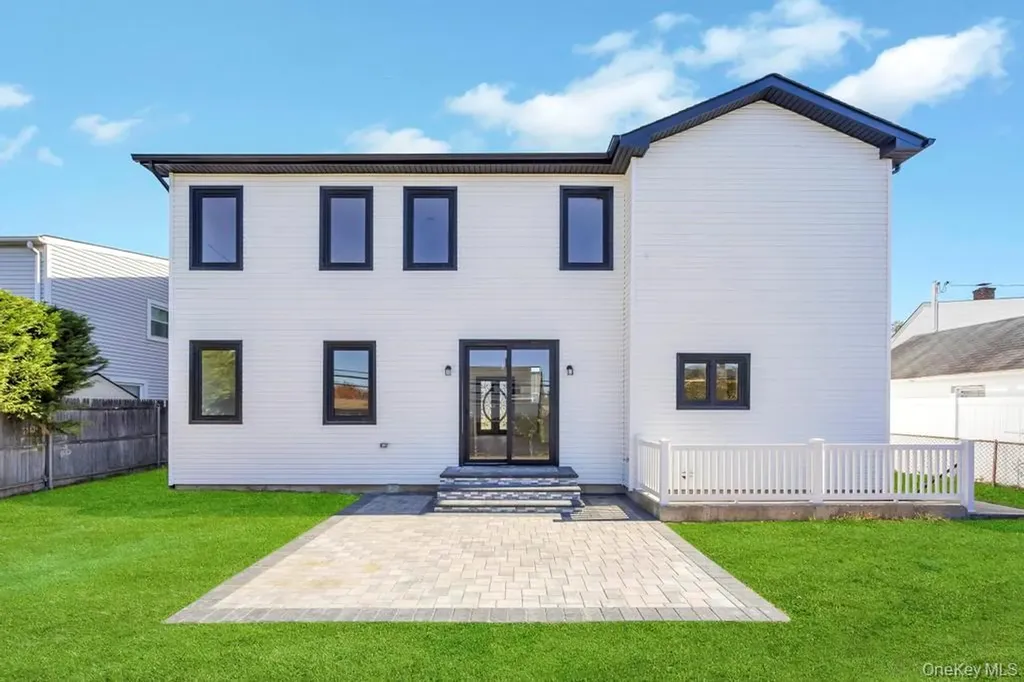 14 Bark Lane Levittown NY 11756