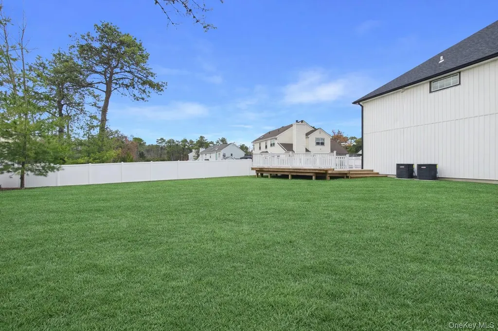 21 Pine Edge Place Dix Hills NY 11746