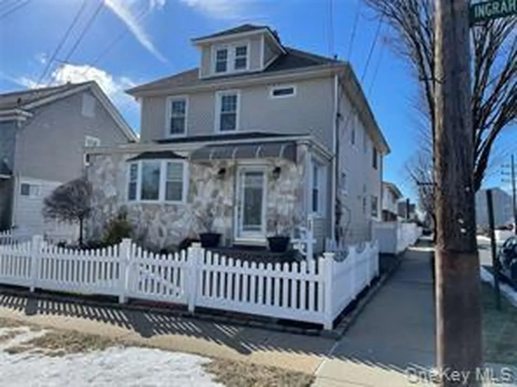 157 Ingraham Lane New Hyde Park NY 11040