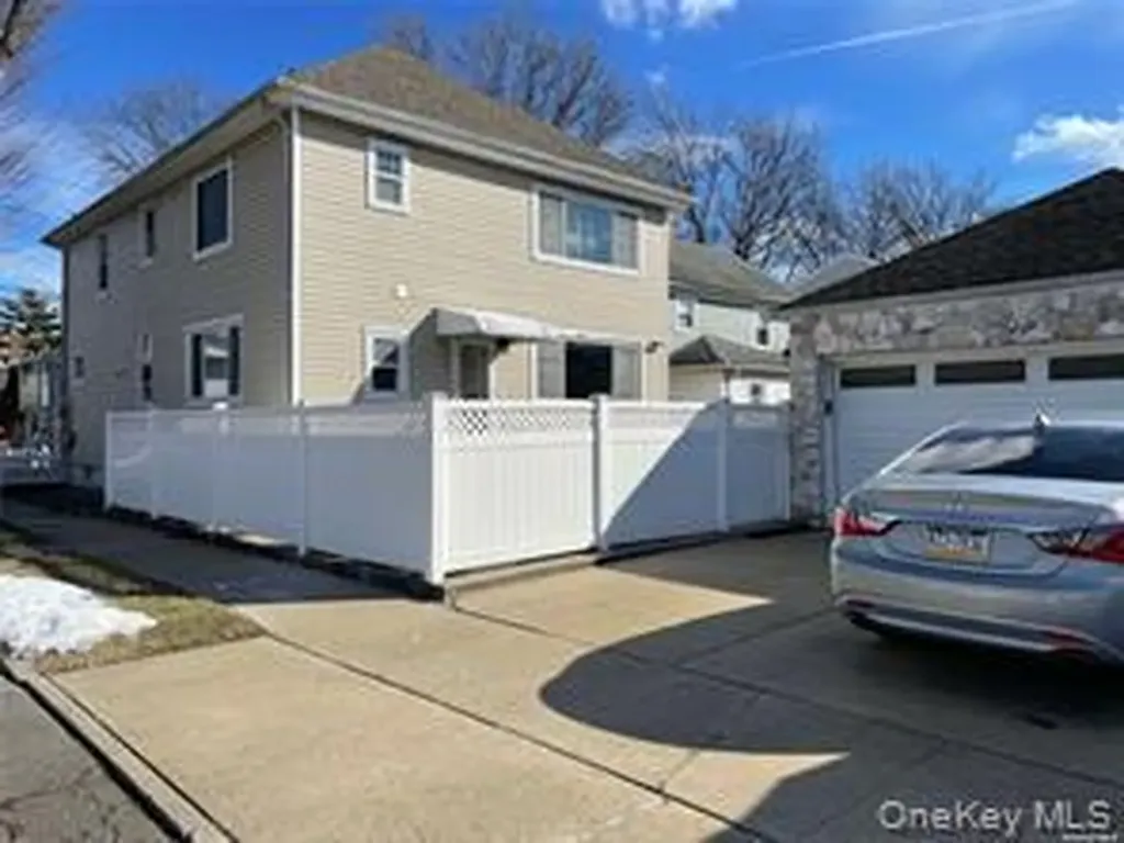157 Ingraham Lane New Hyde Park NY 11040