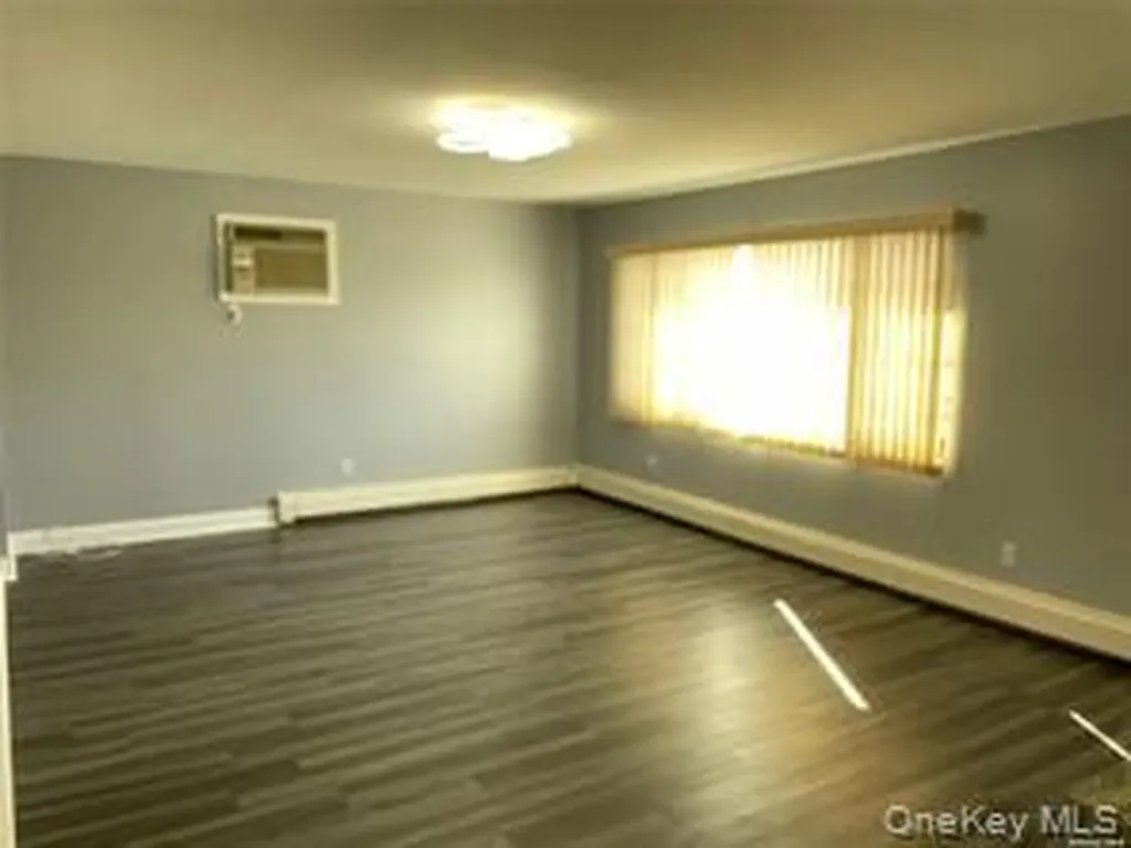 157 Ingraham Lane New Hyde Park NY 11040
