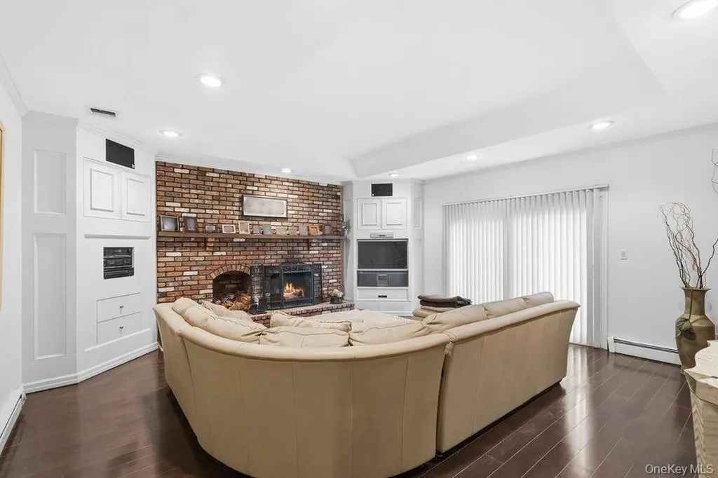 3 Aron Drive Woodbury NY 11797