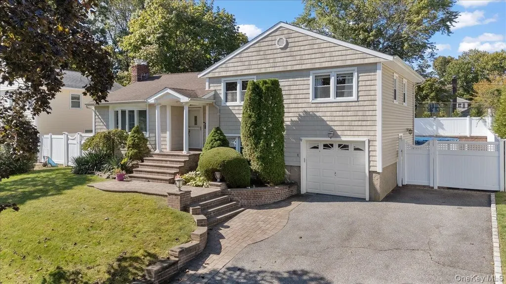 21 Eleanor Road Plainview NY 11803