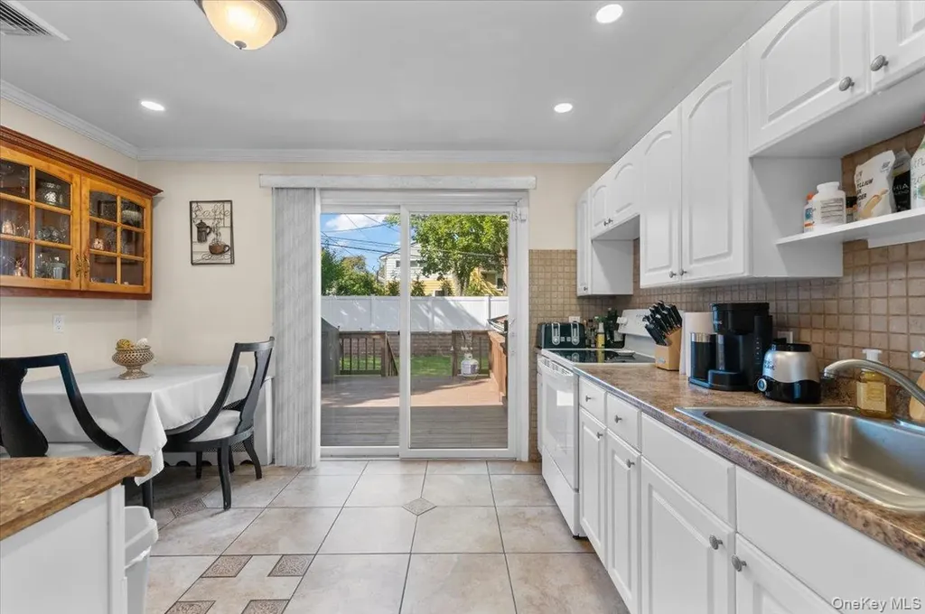 21 Eleanor Road Plainview NY 11803