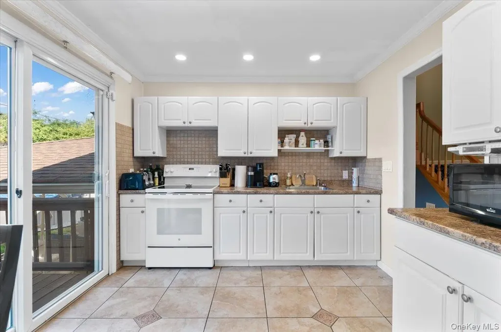 21 Eleanor Road Plainview NY 11803