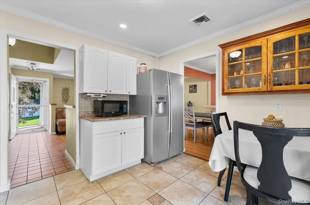 21 Eleanor Road Plainview NY 11803