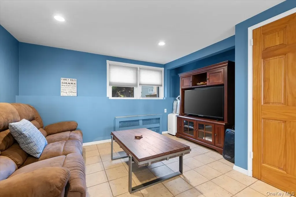 21 Eleanor Road Plainview NY 11803