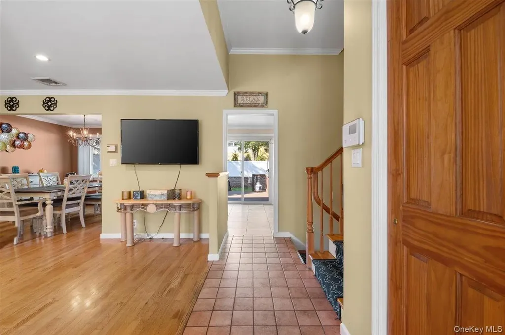 21 Eleanor Road Plainview NY 11803