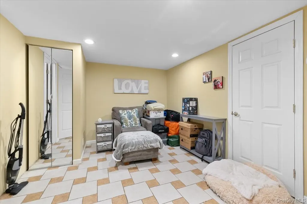 21 Eleanor Road Plainview NY 11803