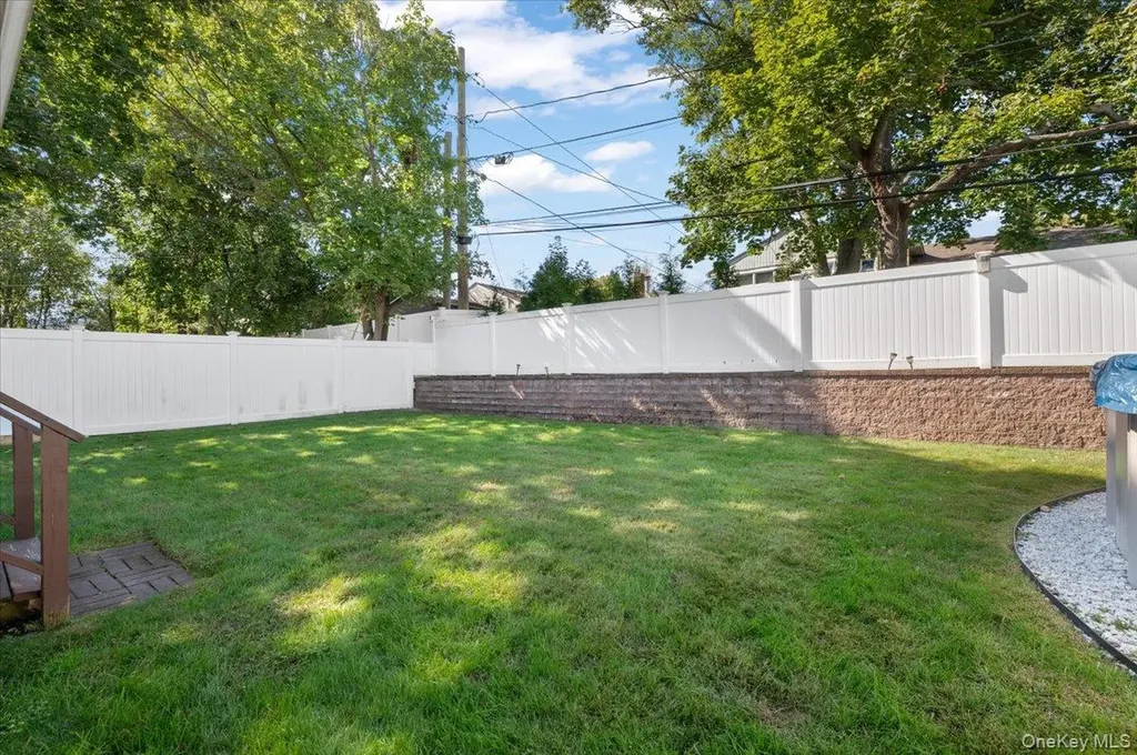 21 Eleanor Road Plainview NY 11803