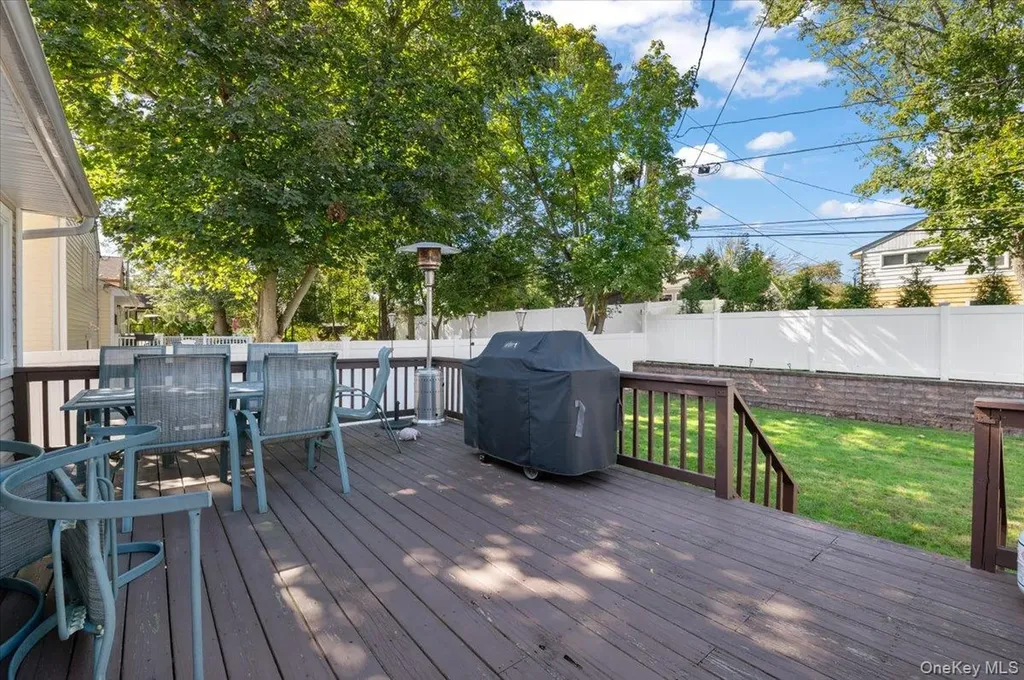 21 Eleanor Road Plainview NY 11803