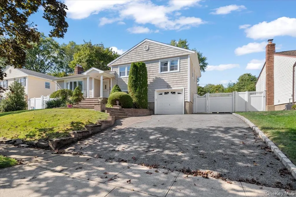 21 Eleanor Road Plainview NY 11803