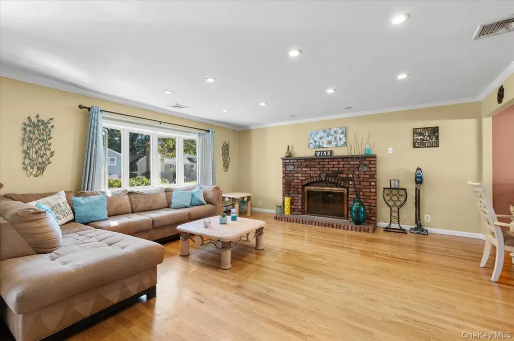 21 Eleanor Road Plainview NY 11803