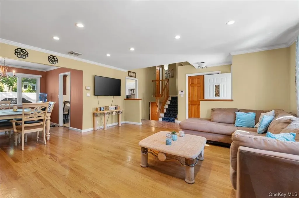 21 Eleanor Road Plainview NY 11803