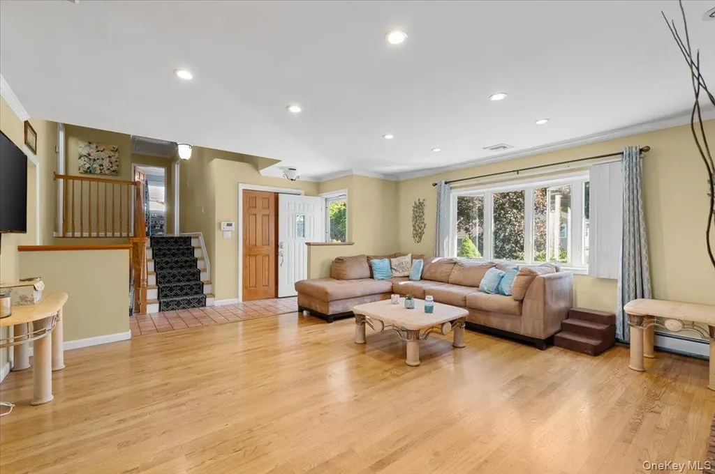21 Eleanor Road Plainview NY 11803