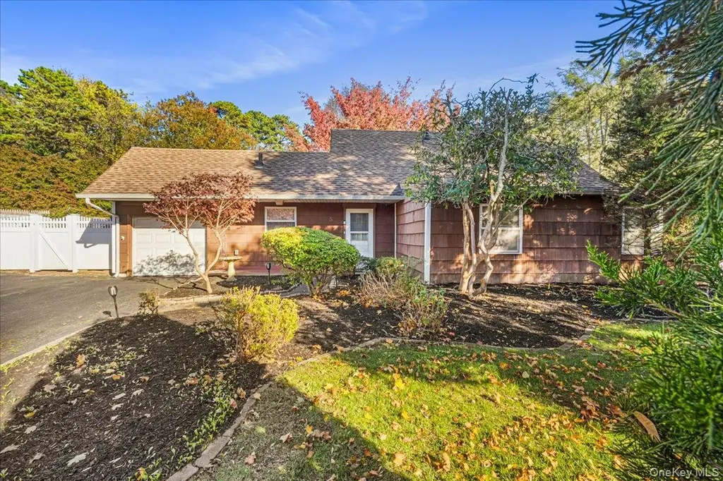 5 Torrey Pine Lane Medford NY 11763