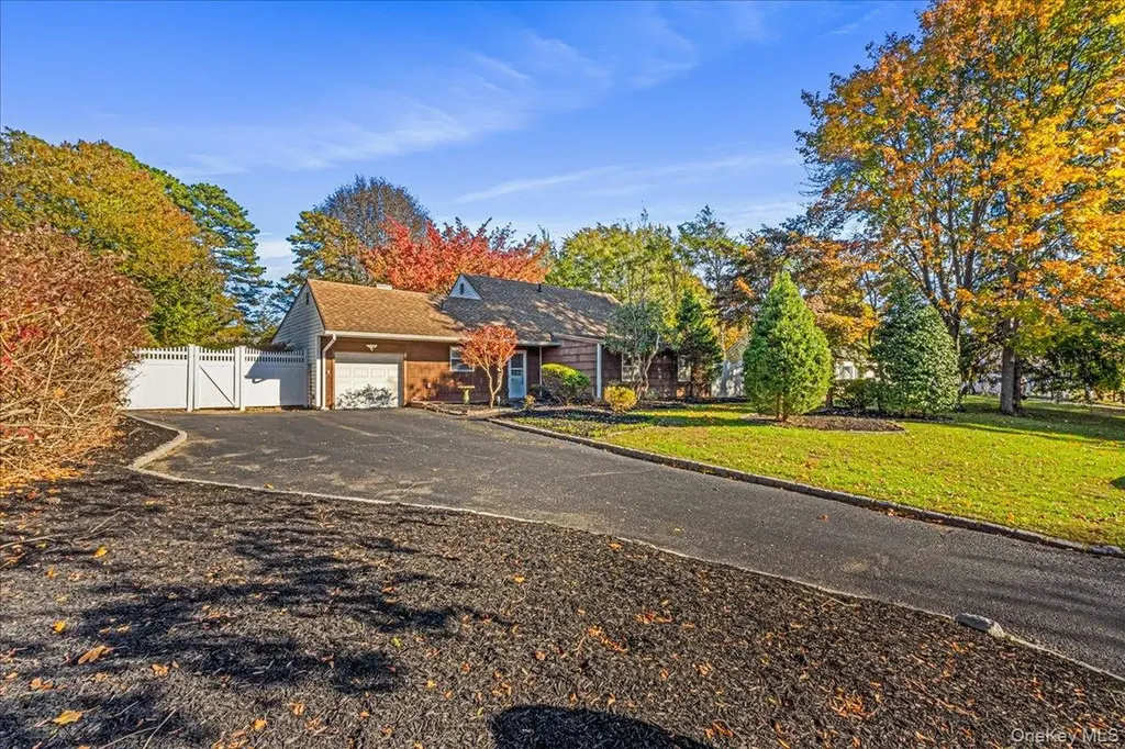 5 Torrey Pine Lane Medford NY 11763