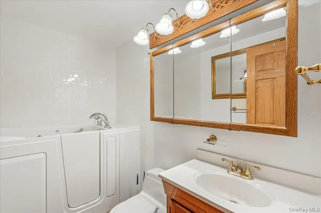 5 Torrey Pine Lane Medford NY 11763