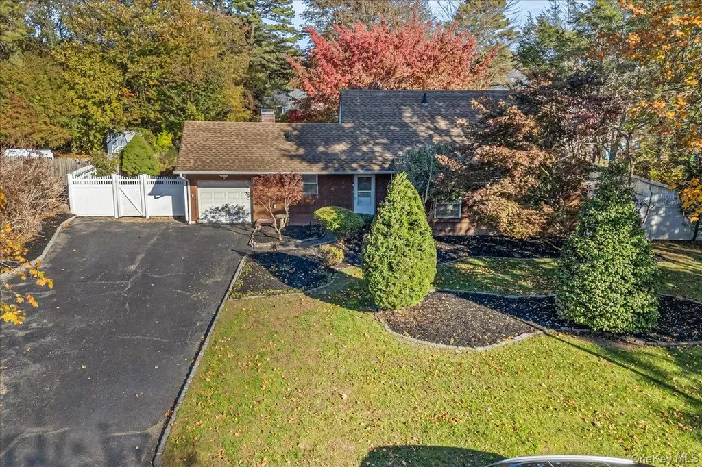 5 Torrey Pine Lane Medford NY 11763
