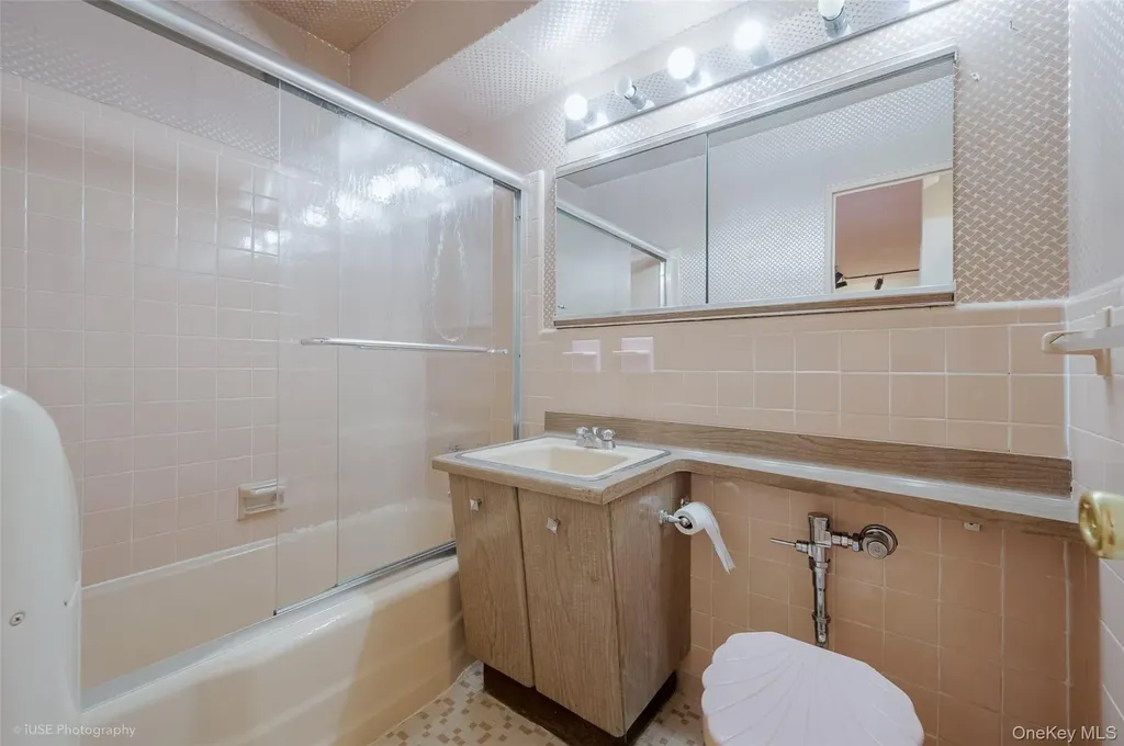 52-30 39th Woodside NY 11104