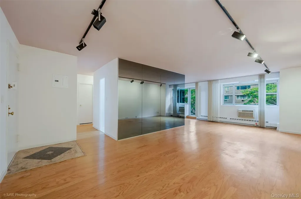 52-30 39th Woodside NY 11104