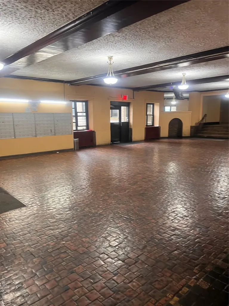 70-35 Broadway Jackson Heights NY 11372