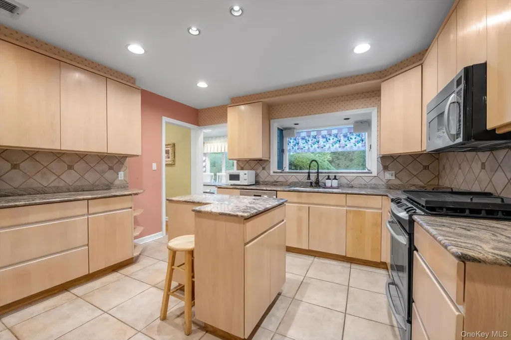 1339 E Boxwood Drive E Hewlett Harbor NY 11557