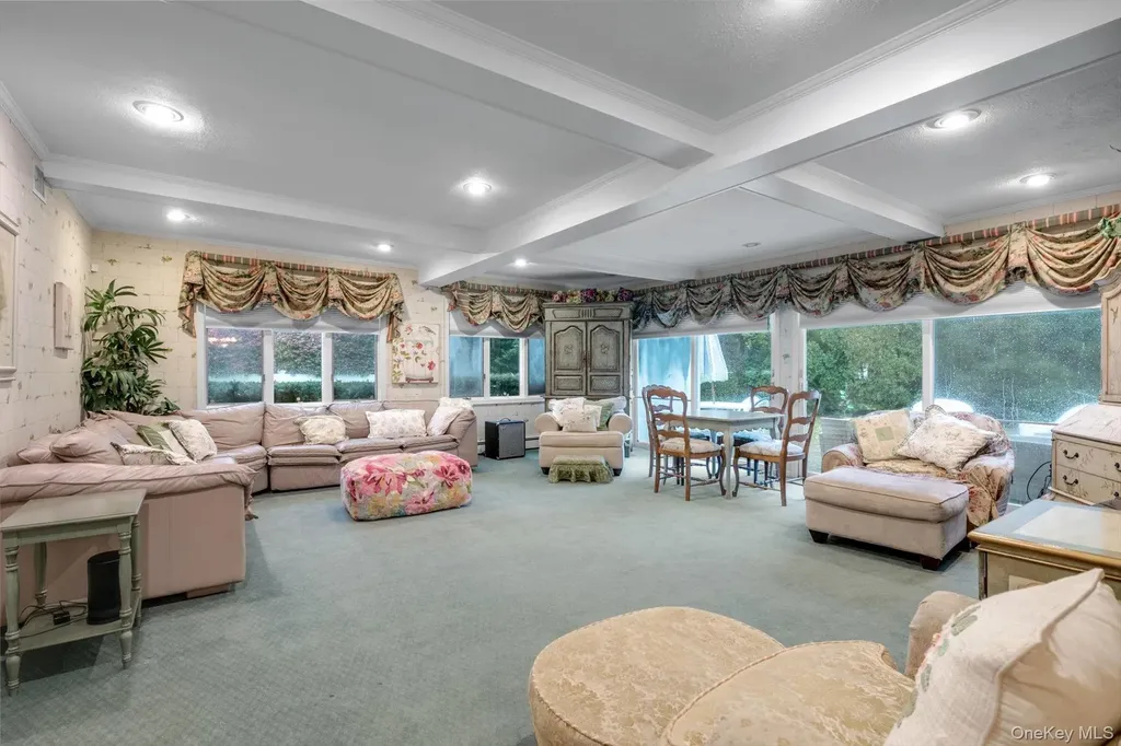 1339 E Boxwood Drive E Hewlett Harbor NY 11557