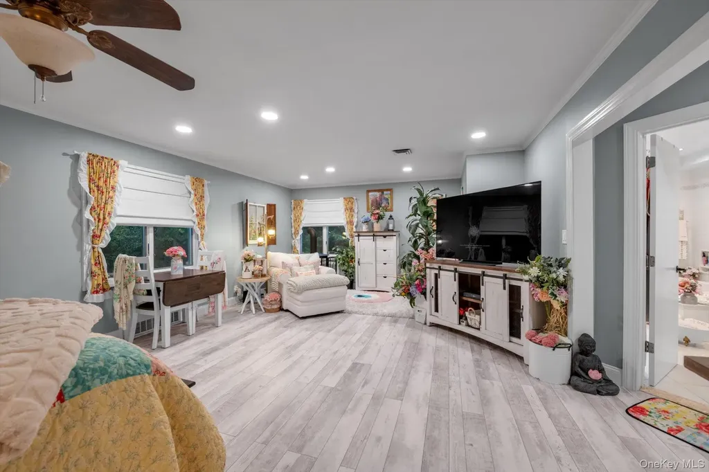 1339 E Boxwood Drive E Hewlett Harbor NY 11557