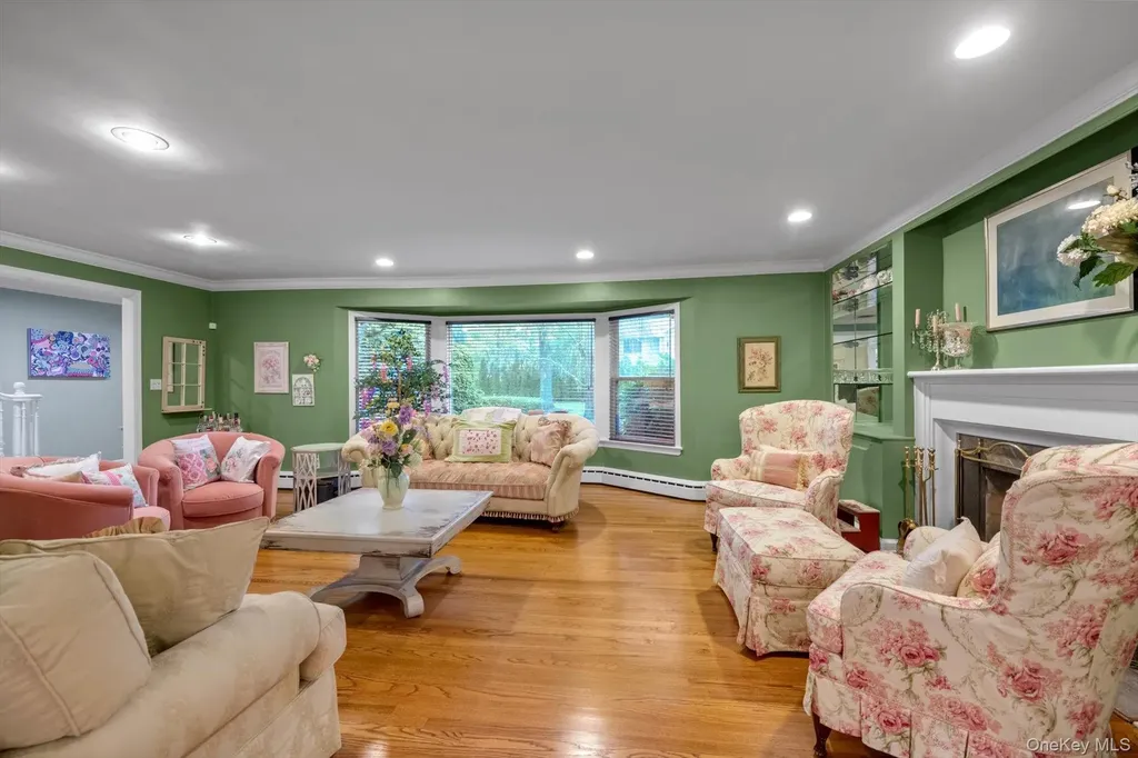 1339 E Boxwood Drive E Hewlett Harbor NY 11557