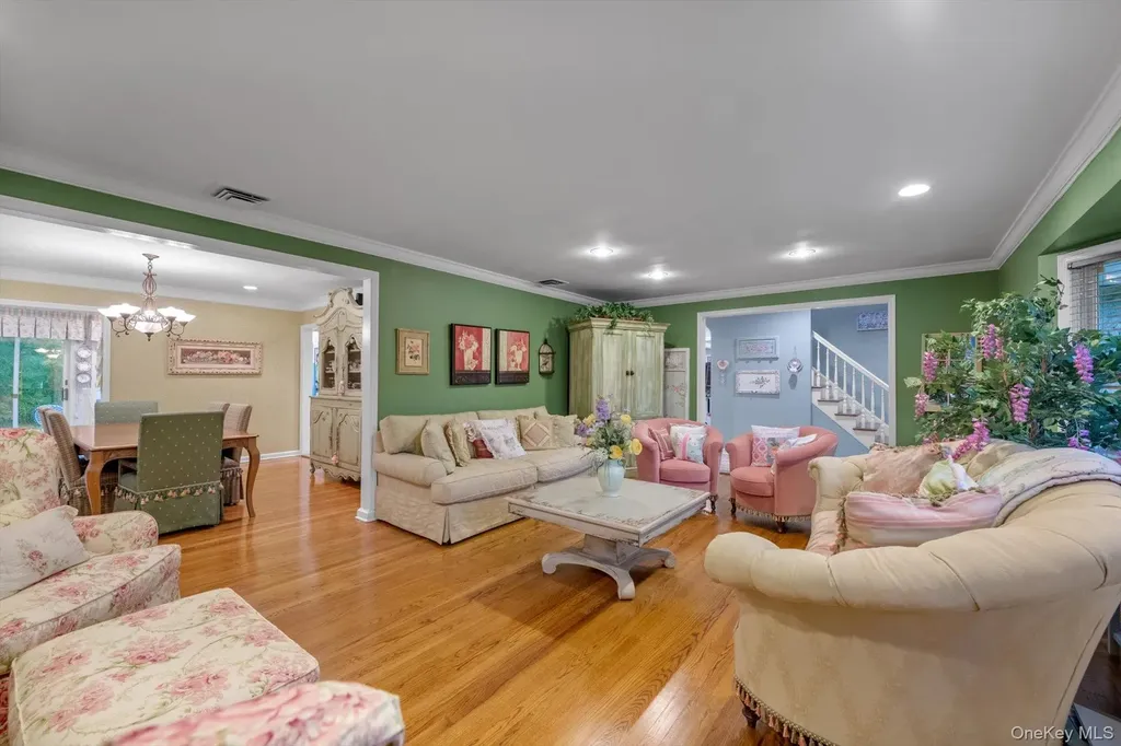1339 E Boxwood Drive E Hewlett Harbor NY 11557