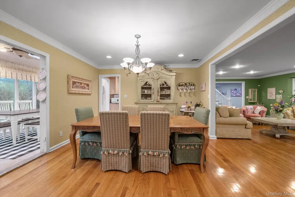 1339 E Boxwood Drive E Hewlett Harbor NY 11557
