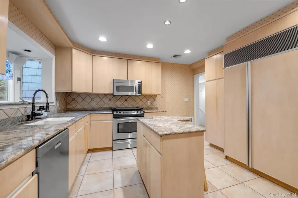 1339 E Boxwood Drive E Hewlett Harbor NY 11557