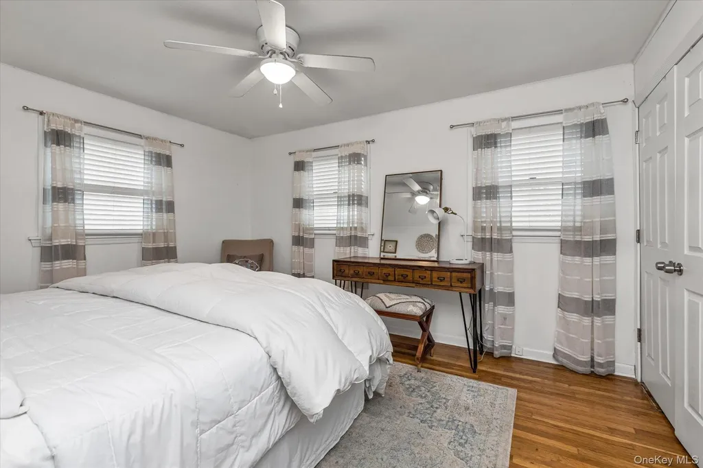 26 Cheshire Road Inwood NY 11096