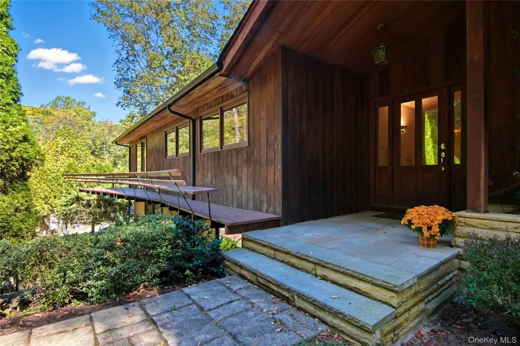 341 River Road Saint James NY 11780