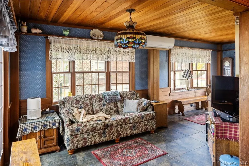 331 Mineola Boulevard Mineola NY 11501