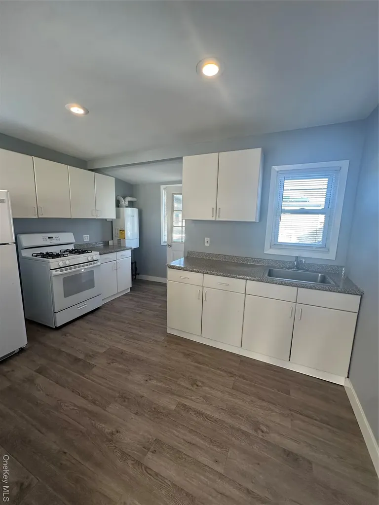 32 Mckinley Avenue Lindenhurst NY 11757