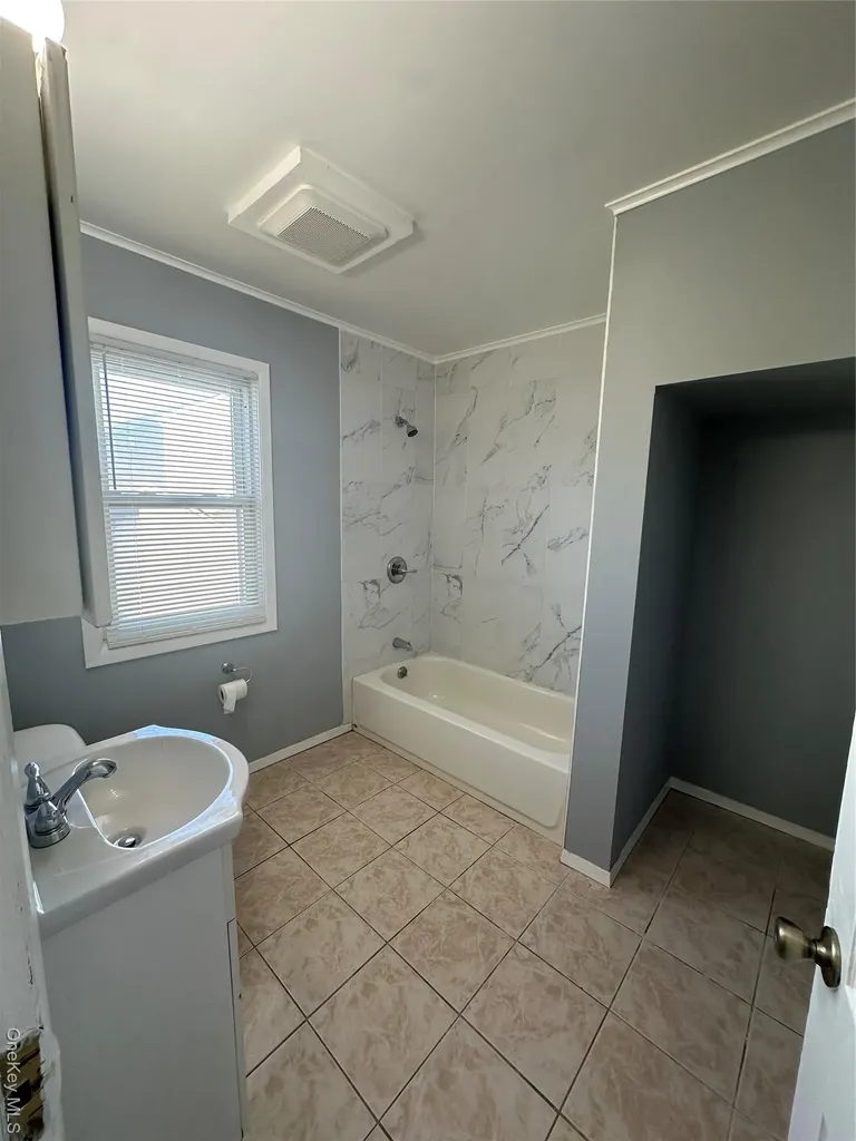 32 Mckinley Avenue Lindenhurst NY 11757