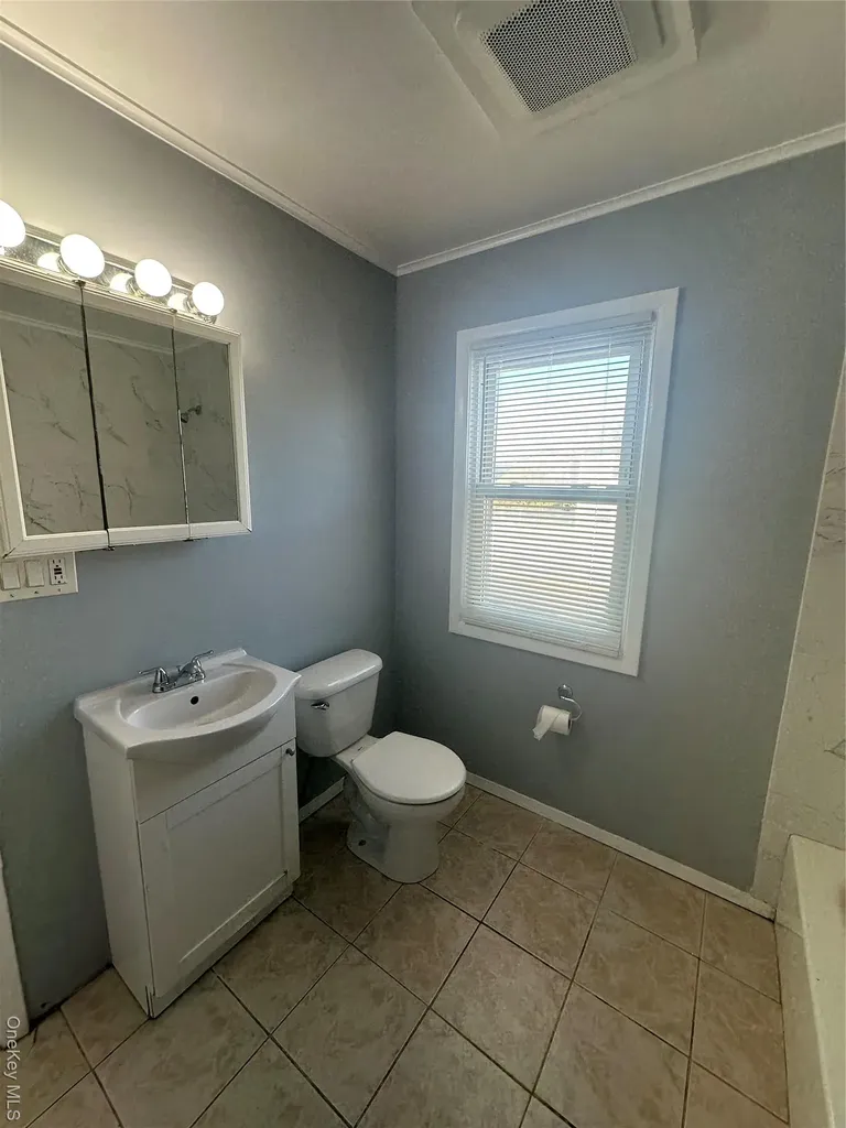 32 Mckinley Avenue Lindenhurst NY 11757