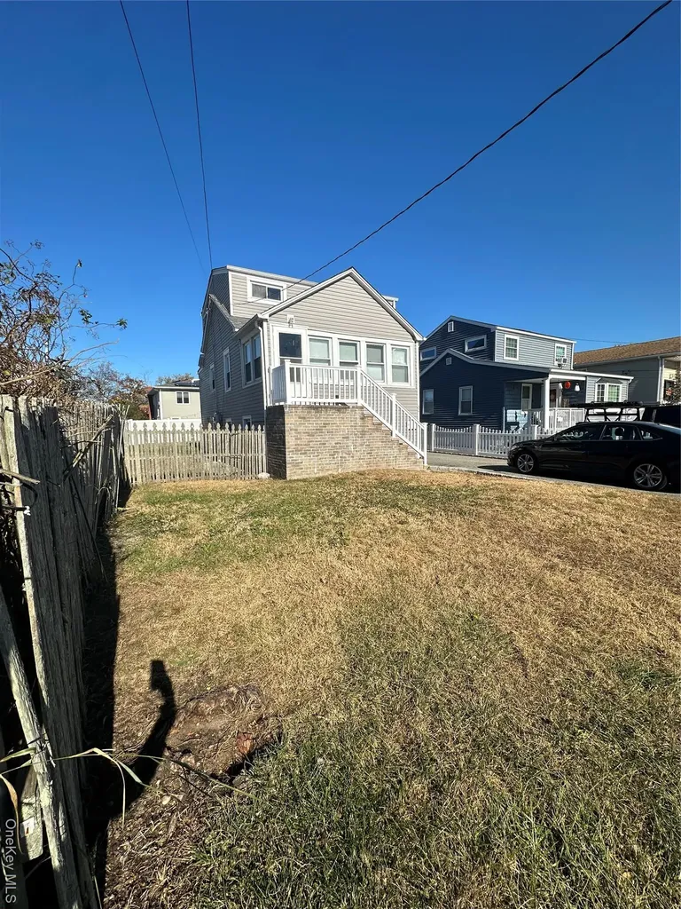 32 Mckinley Avenue Lindenhurst NY 11757