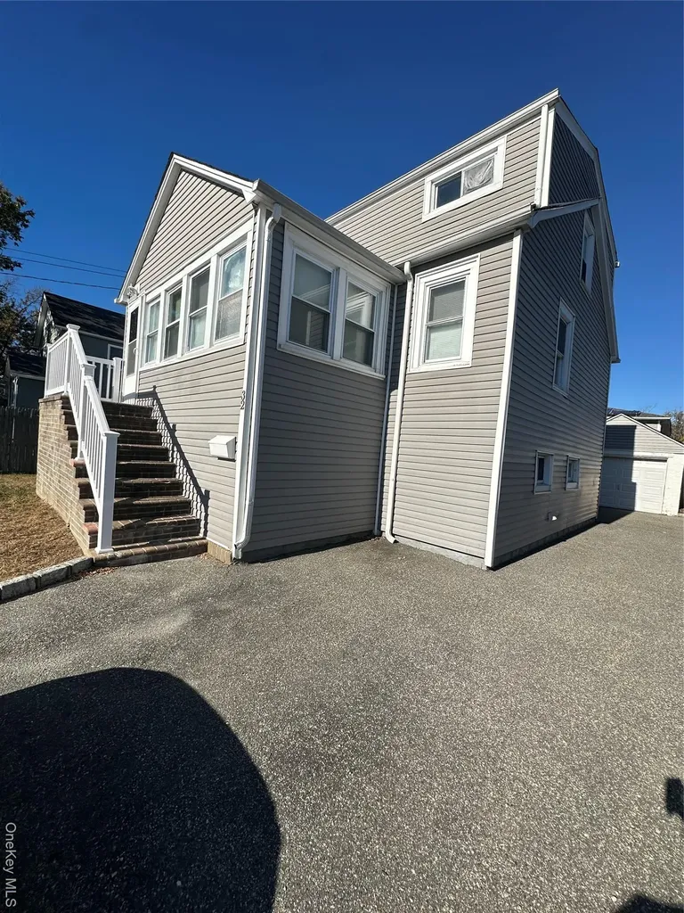 32 Mckinley Avenue Lindenhurst NY 11757