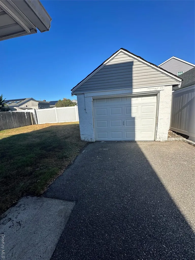 32 Mckinley Avenue Lindenhurst NY 11757