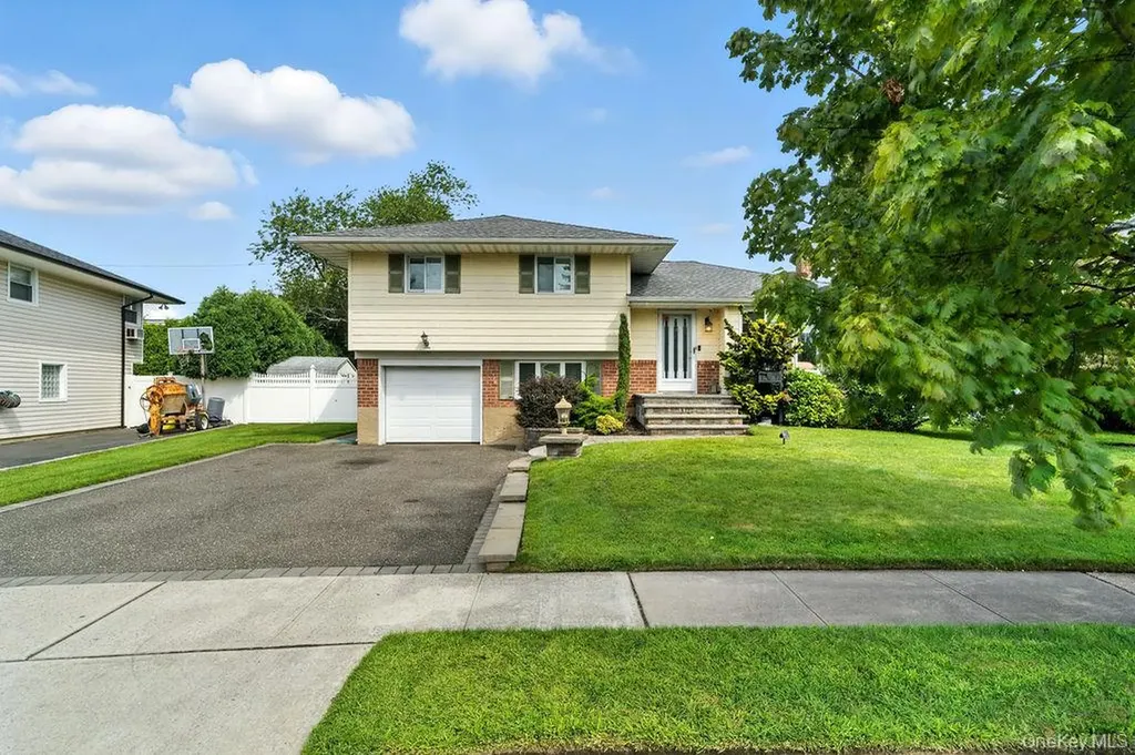 21 Macarthur Avenue Plainview NY 11803