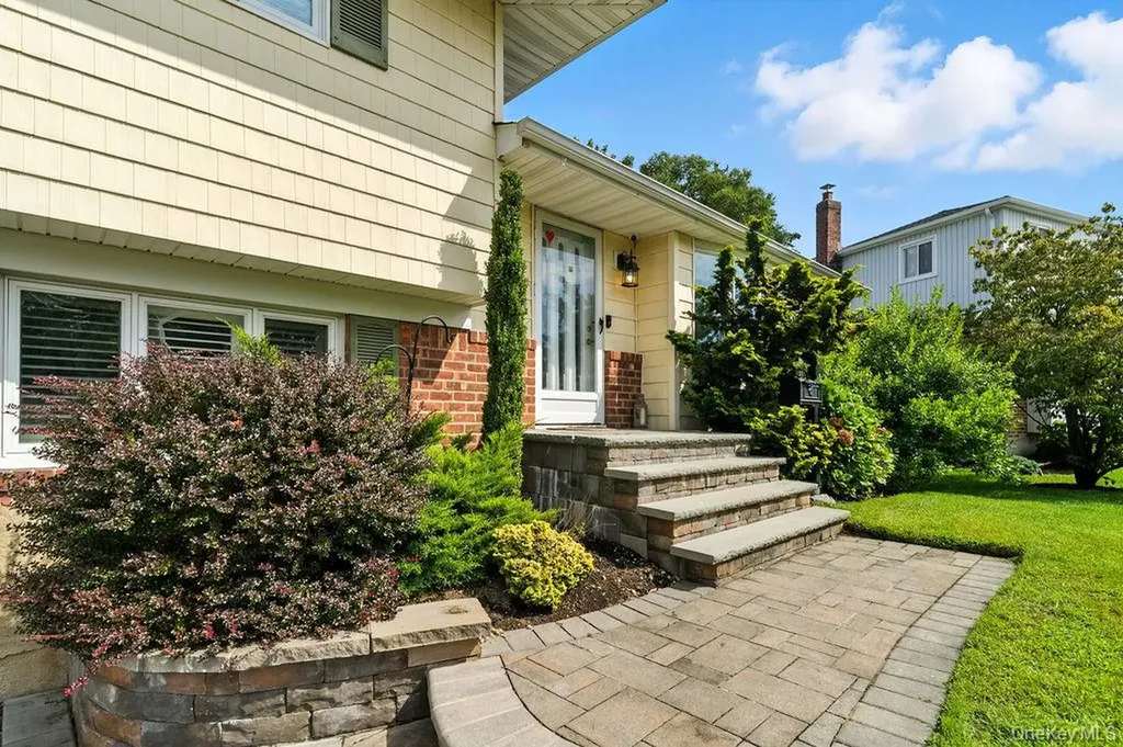 21 Macarthur Avenue Plainview NY 11803