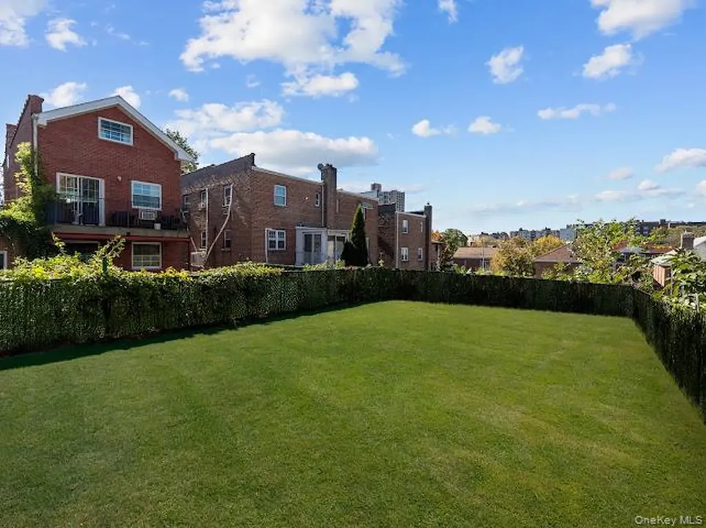 2037 Radcliff Avenue Bronx NY 10462