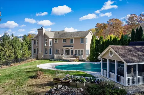 28 Heritage Court Tuxedo Park NY 10987